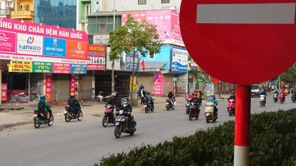 Đoàn xe băng băng đi ngược đường Hà Nội phản ứng bất ngờ khi gặp CSGT - 3