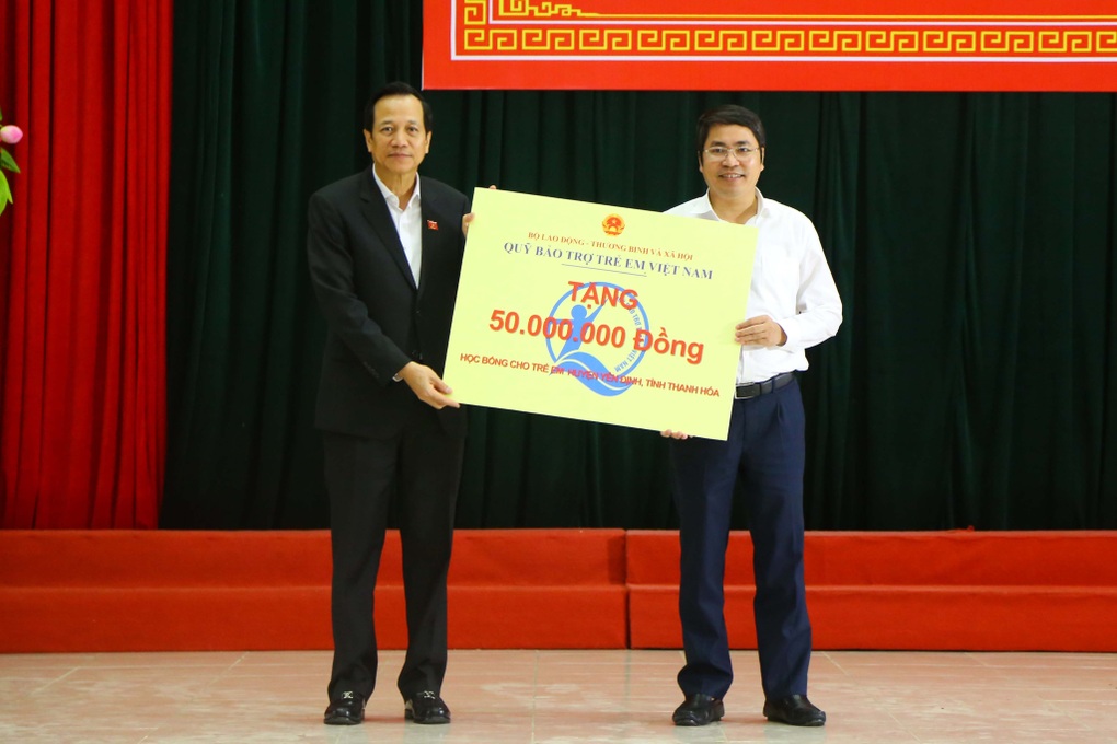 Bộ trưởng Đào Ngọc Dung tặng quà người nghèo, người có công - 4 Bộ trưởng Đào Ngọc Dung tặng quà người nghèo, người có công - 4