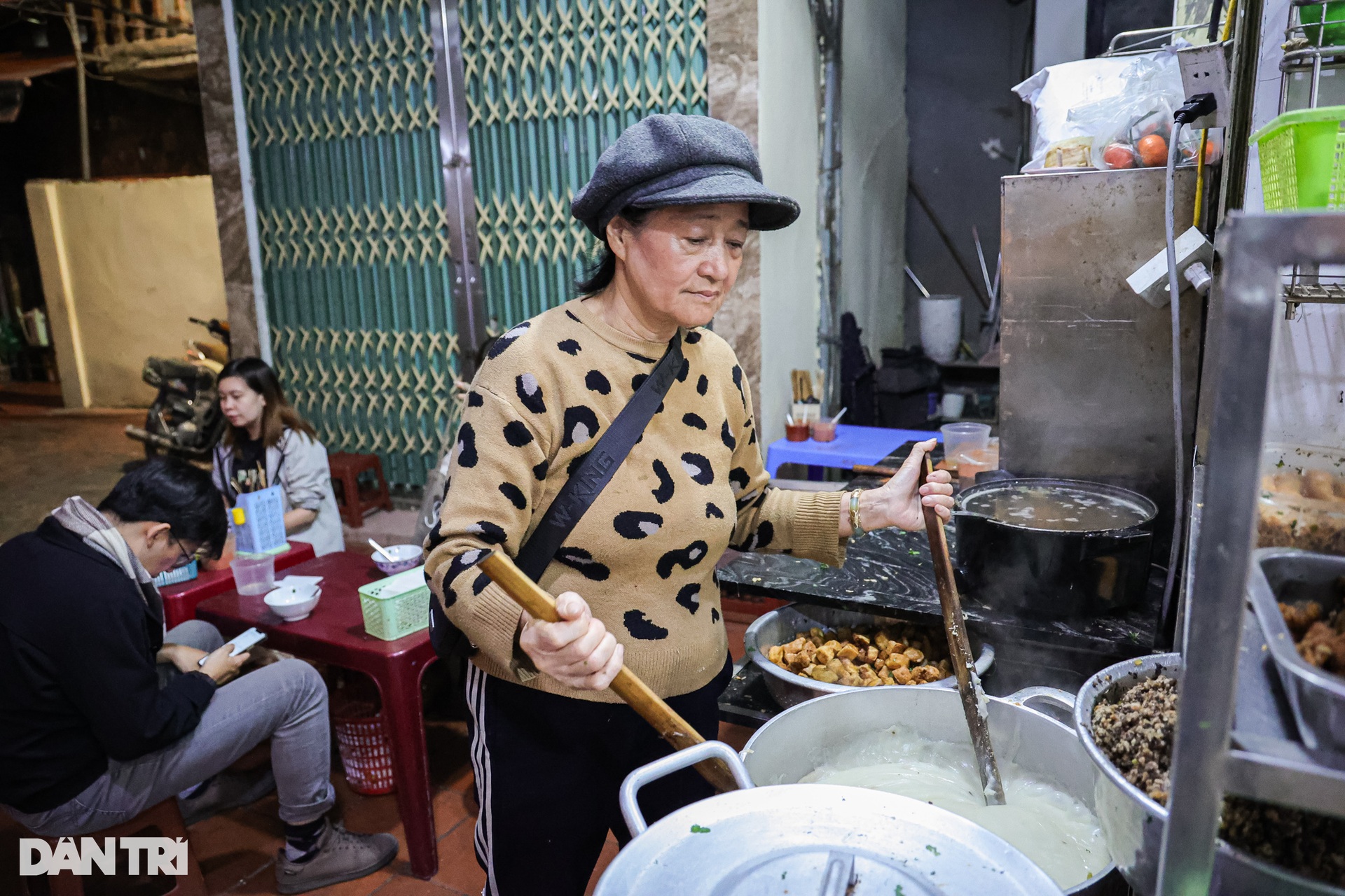 Hà Nội: Quán bánh đúc khiến khách Tây quay lại ăn nhiều lần không chán - 7