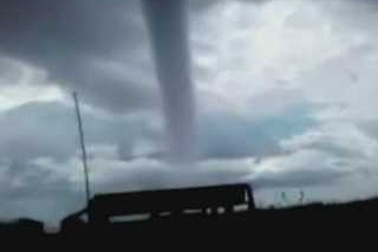 Lốc xoáy nước tấn công trên cạn