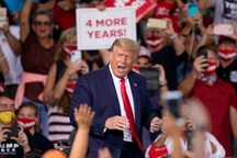 198.000 người Mỹ chết vì Covid-19, ông Trump vẫn tổ chức mít tinh trong nhà