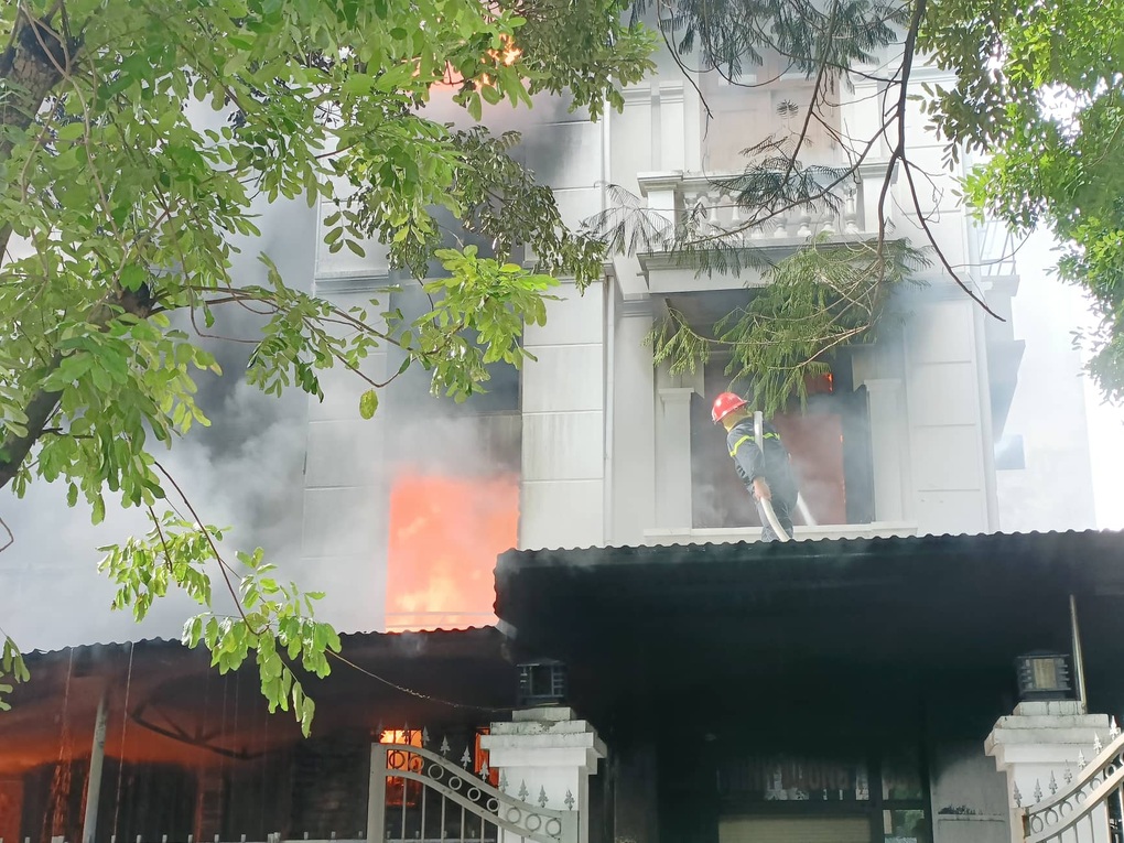 Ngôi nhà 3 tầng cháy dữ dội, một chiến sĩ cứu hỏa bị thương - 2 Ngôi nhà 3 tầng cháy dữ dội, một chiến sĩ cứu hỏa bị thương - 2