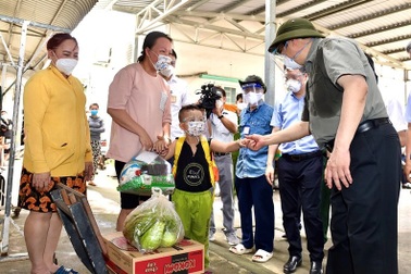 Thủ tướng chỉ đạo chăm lo người nghèo bị tác động bởi thiên tai, đại dịch