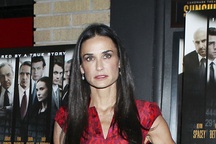 Sốc vì ly dị, Demi Moore nhập viện