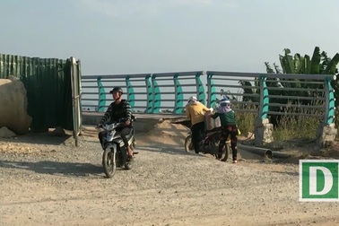 Người dân phải "đi chui" qua cây cầu trăm tỷ