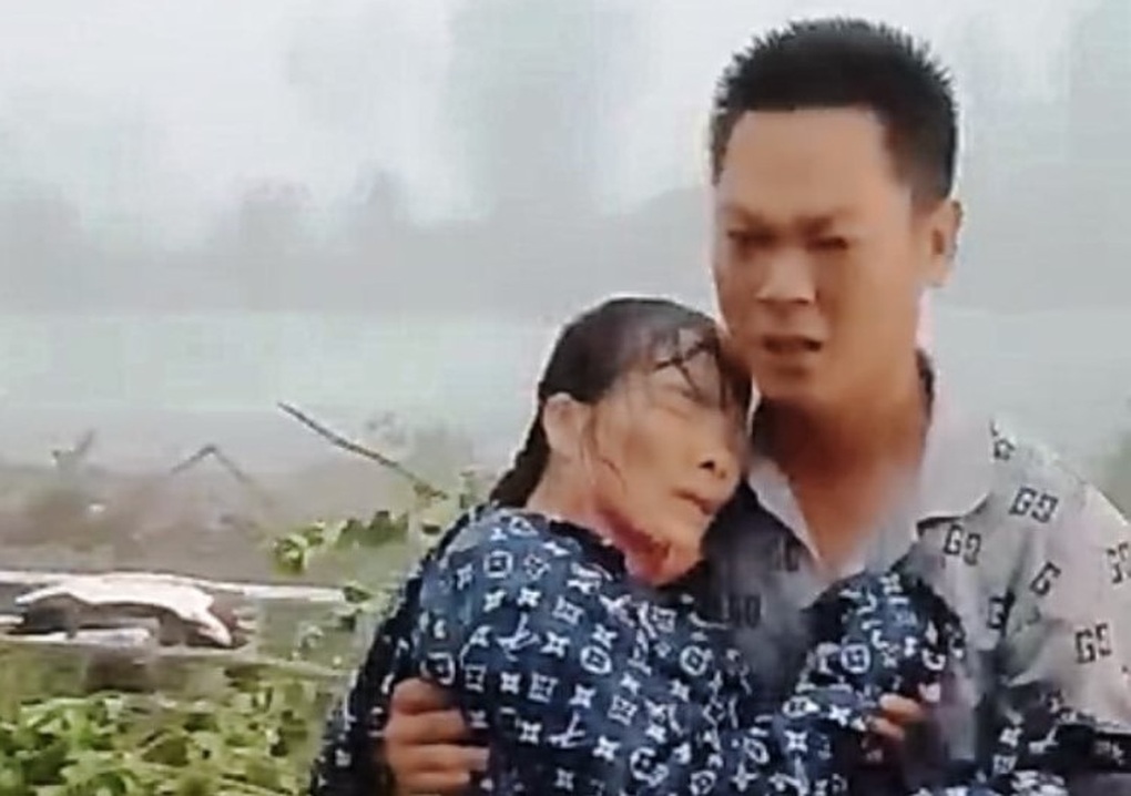 Người đàn ông lao vào cơn dông cứu một phụ nữ bị cây đè - 2 Người đàn ông lao vào cơn dông cứu một phụ nữ bị cây đè - 2
