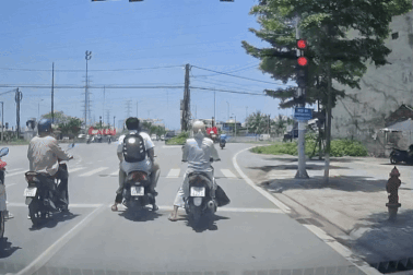 Vượt đèn đỏ, người phụ nữ xô ngã xe đang qua ngã tư