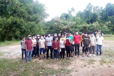 Bắt giữ, đưa đi cách ly cùng lúc 33 người nhập cảnh trái phép