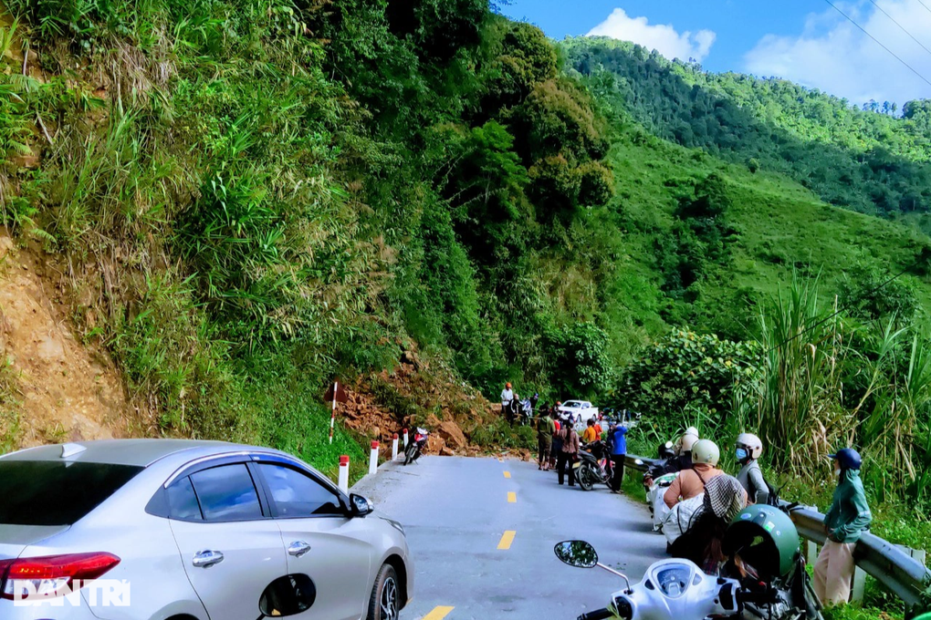 Quốc lộ 16 bất ngờ sạt lở, giao thông ách tắc nhiều giờ liền - 2 Quốc lộ 16 bất ngờ sạt lở, giao thông ách tắc nhiều giờ liền - 2