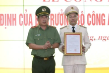Thiếu tướng Đinh Văn Nơi trao quyết định bổ nhiệm lãnh đạo công an tỉnh
