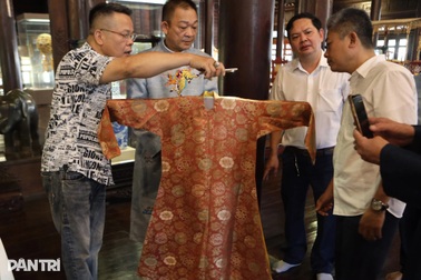 "Bay" nửa vòng trái đất, 2 áo dài của Từ Cung Hoàng thái hậu về lại Huế