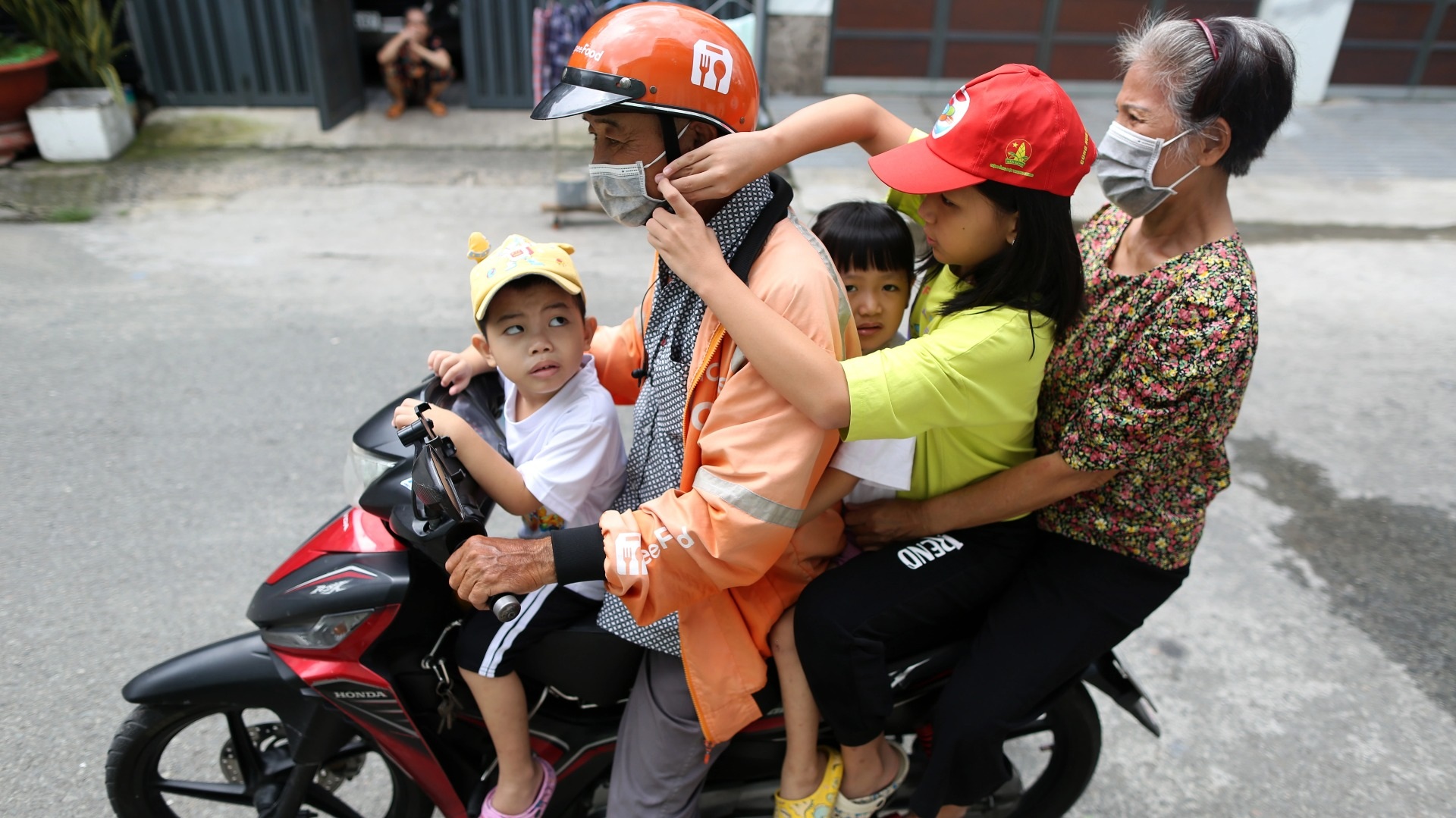 Tương lai nào cho ba đứa trẻ không cha, mồ côi mẹ ở cùng ông bà già yếu?