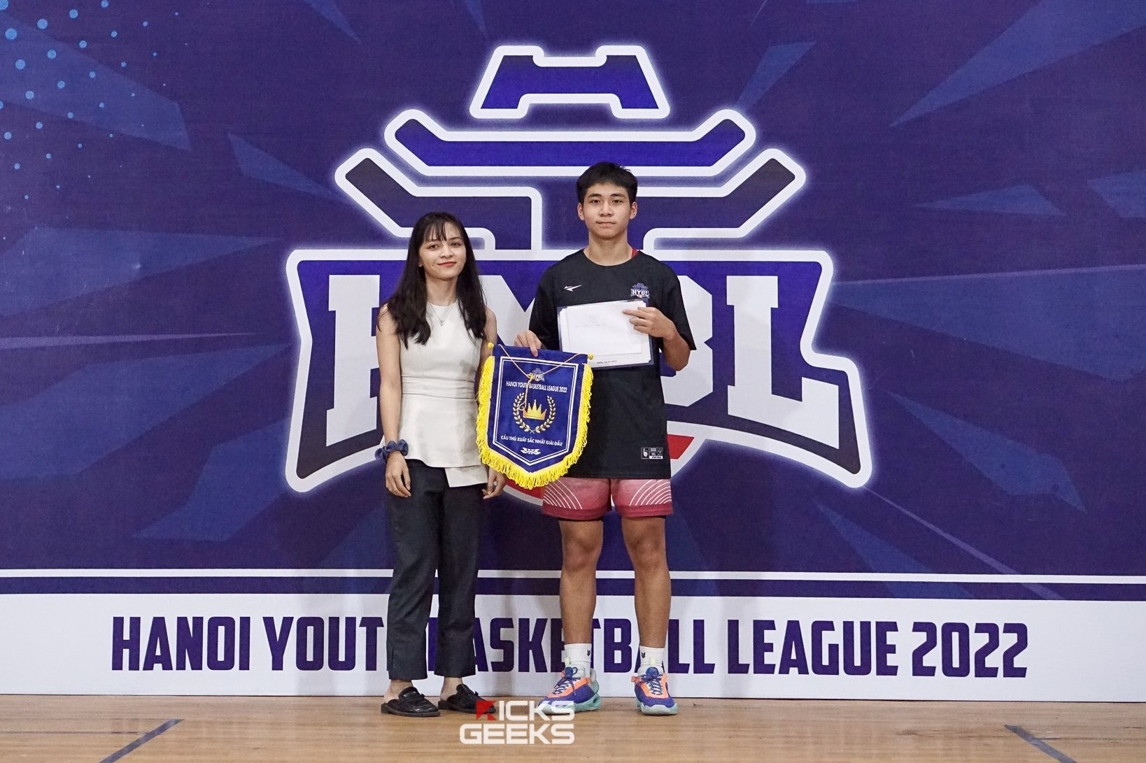 Un elev de 16 ani, cu o înălțime de 1,78 m, provoacă agitație la turneul studențesc de baschet din Hanoi - 4 Nam sinh 16 tuổi cao 1,78m gây sốt tại giải bóng rổ học sinh Hà Nội - 4