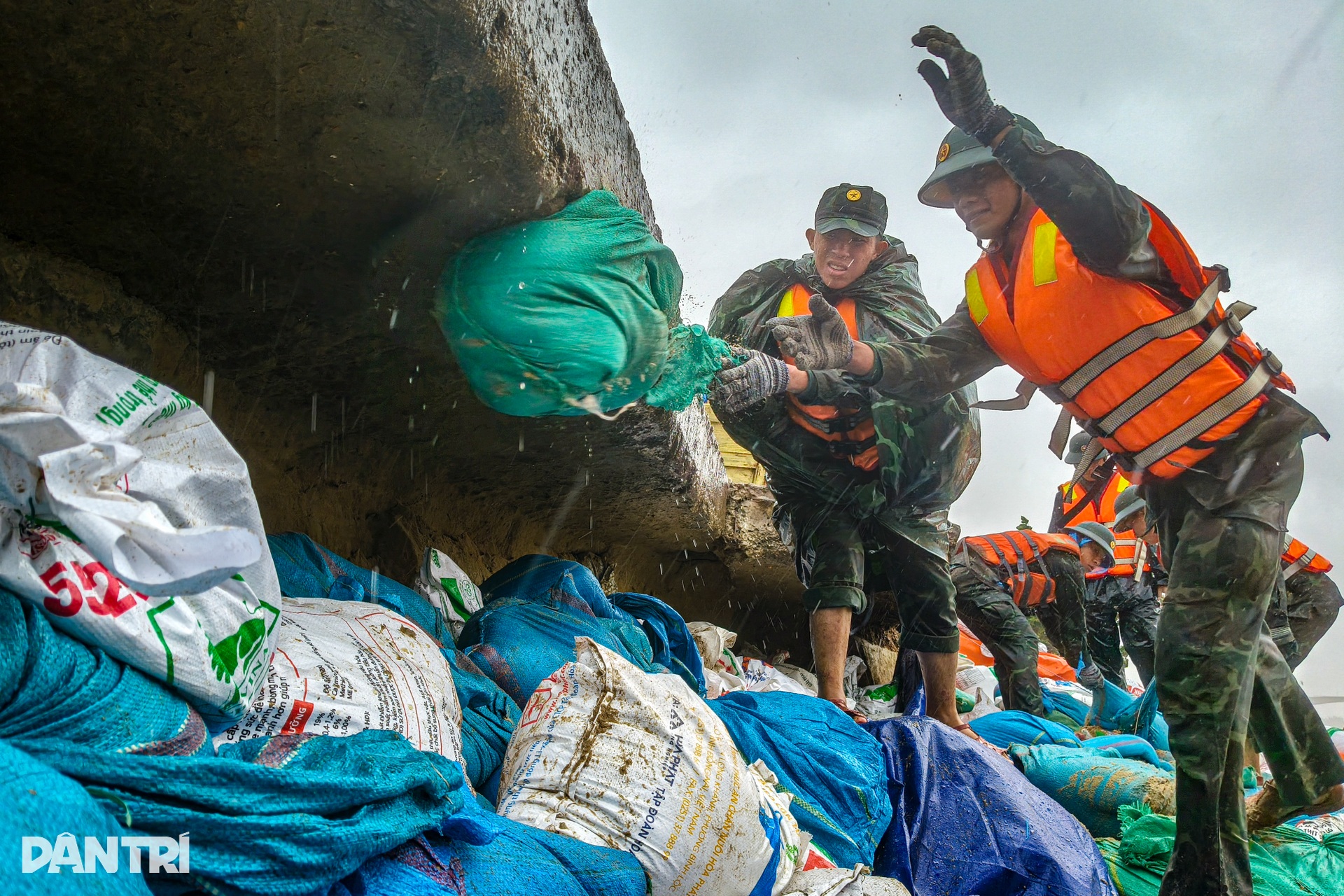 Hơn 500 bộ đội cùng người dân xuyên đêm “vá” bờ kè bị sạt lở - 6