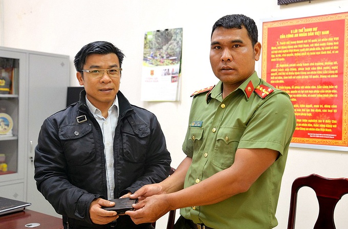 Đại úy Công an trả lại chiếc ví bị đánh rơi cho vị linh mục - Ảnh 2. Đại úy Công an trả lại chiếc ví bị đánh rơi cho vị linh mục - Ảnh 2.