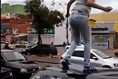 Ăn trưa với người phụ nữ khác, bị vợ phá nát xe