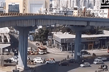 Kinh hoàng khoảnh khắc xe văng khỏi cầu vượt đâm chết người đi bộ