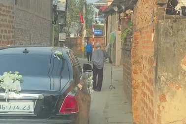 Đoàn đón dâu gặp cụ ông chắn đường, phản ứng của tài xế ở Hà Nội "dậy sóng"