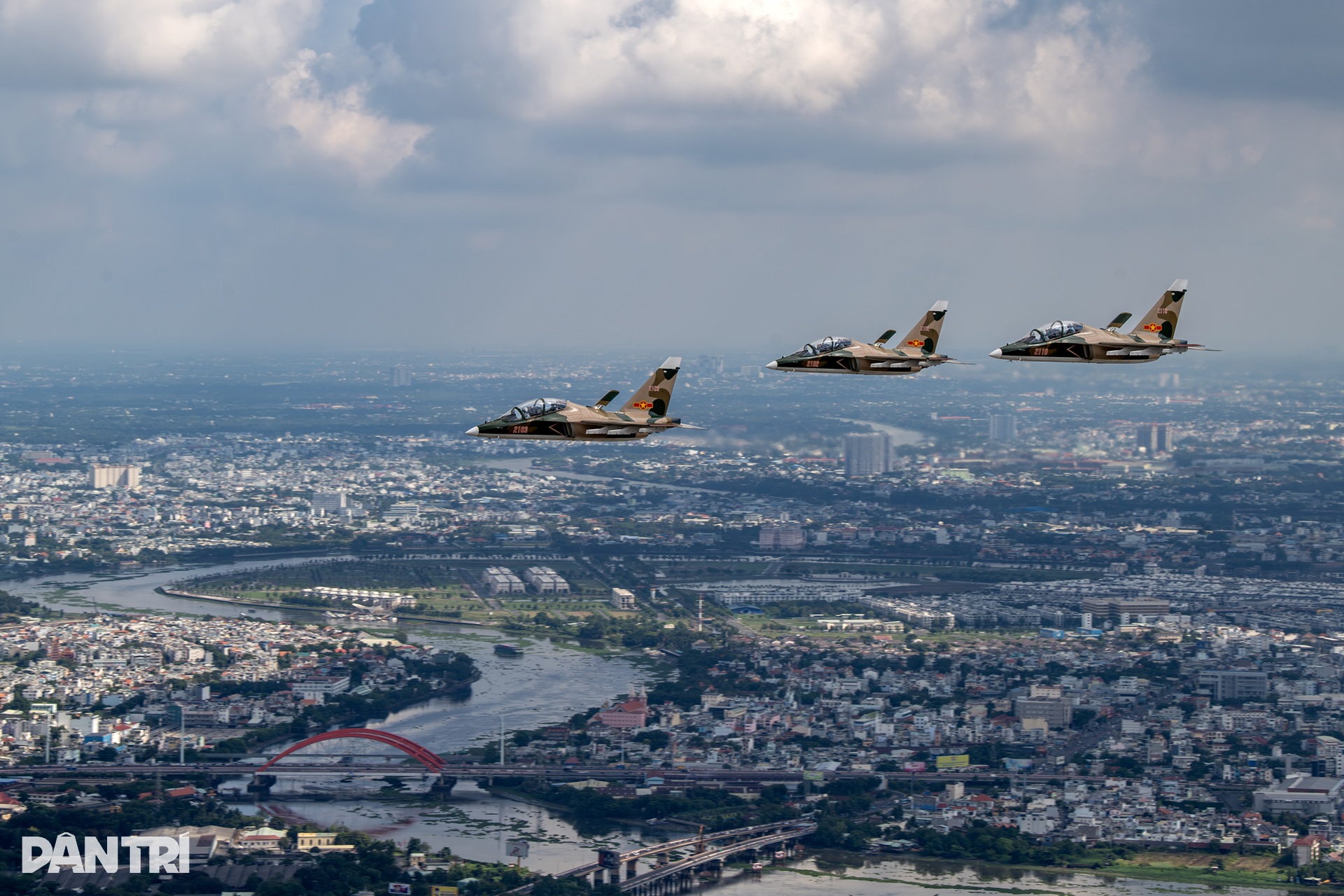 Hổ mang chúa SU-30MK2 bắn gần 200 quả đạn nhiễu rực sáng bầu trời TPHCM - 7 Hổ mang chúa SU-30MK2 bắn gần 200 quả đạn nhiễu rực sáng bầu trời TPHCM - 7