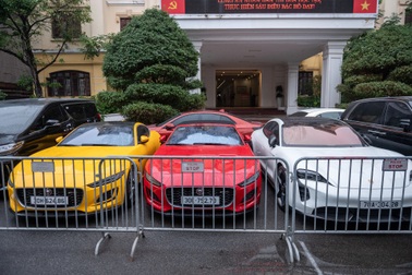 Cận cảnh dàn Rolls-Royce, Porsche, Lamborghini, G63... của siêu lừa Mr Pips