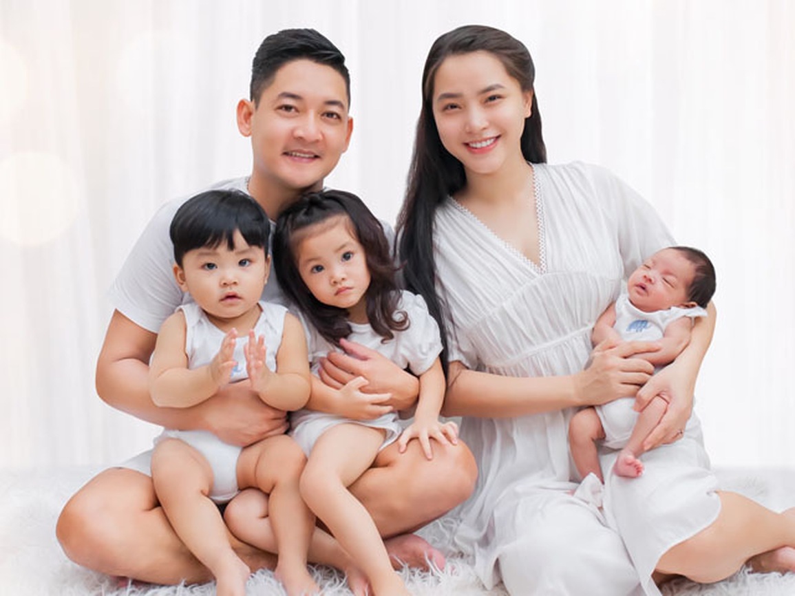 Vẻ đẹp gợi cảm của những bà mẹ đông con nhất, nhì showbiz Việt - 3 Vẻ đẹp gợi cảm của những bà mẹ đông con nhất, nhì showbiz Việt - 3