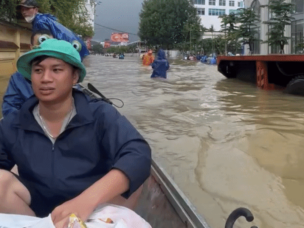 Tới Huế dịp mưa lũ dâng cao, khách trải nghiệm ngồi thuyền ngắm phố phường - 2 Tới Huế dịp mưa lũ dâng cao, khách trải nghiệm ngồi thuyền ngắm phố phường - 2