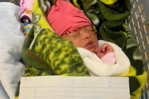 Bé gái bị bỏ rơi trước cổng chùa kèm lời nhắn "mẹ xin lỗi con"