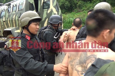 Xe bọc thép cùng hàng trăm cảnh sát đột kích, tiêu diệt 2 trùm ma túy