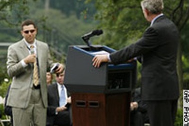 Tổng thống Bush chế nhạo phóng viên dị tật