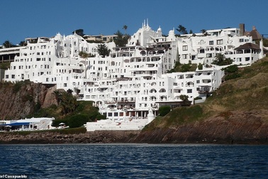 Khách sạn được một nghệ sĩ dành 36 năm để xây dựng trên vách đá cheo leo