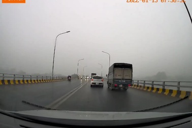 Xe tải vượt ẩu trên cầu suýt gây tai nạn kinh hoàng