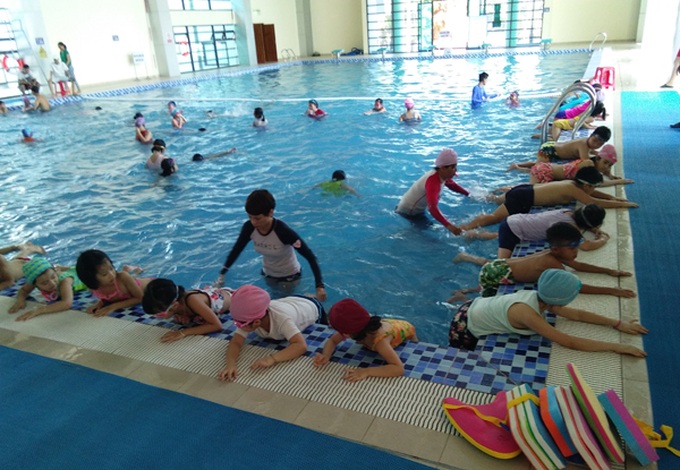 Một lớp dạy bơi cho trẻ em tại Trung tâm thanh thiếu niên tỉnh Bắc Giang. Ảnh minh họa