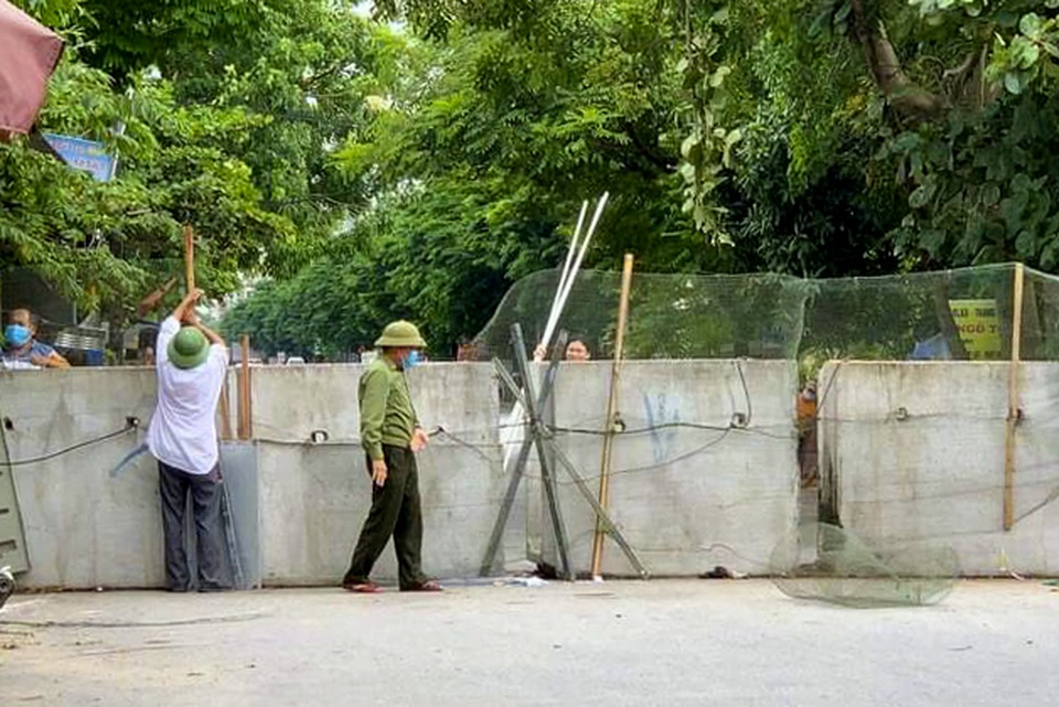 Muôn kiểu chốt chặn phòng dịch tại các ngả đường ở vùng giáp ranh Hà Nội - 14 Muôn kiểu chốt chặn phòng dịch tại các ngả đường ở vùng giáp ranh Hà Nội - 14