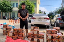 Bắt 2 xe ô tô chở gần 4 tạ pháo đi tiêu thụ