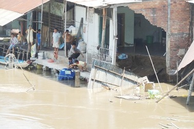 Sạt lở kéo gần chục ngôi nhà xuống sông