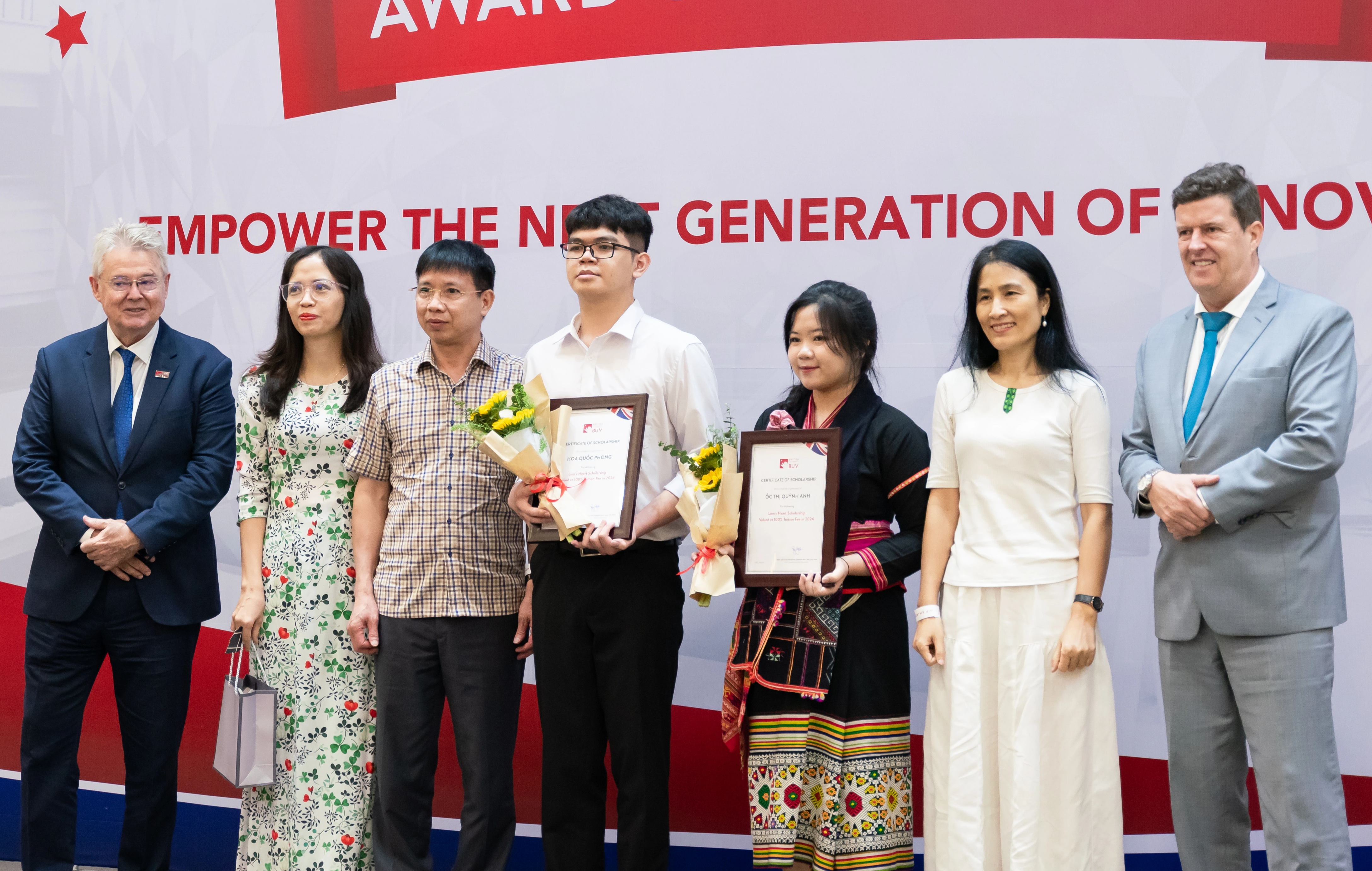 Nữ sinh dân tộc Khơ Mú miền núi Nghệ An giành học bổng 1 tỷ đồng
