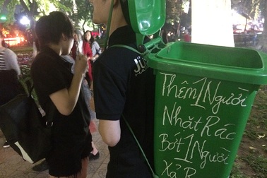 Thanh niên địu thùng rác, nhặt phế phẩm trên phố đi bộ