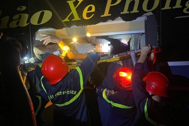 Tai nạn xe khách trên cao tốc, cảnh sát cứu 11 người cùng tài xế mắc kẹt