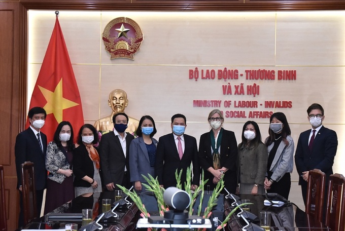 Thứ trưởng Lê Văn Thanh và Đại sứ Thụy Điển tại Việt Nam cùng lãnh đạo các đơn vị trong Bộ và nhân viên Đại sứ quán Thụy Điển chụp ảnh lưu niệm