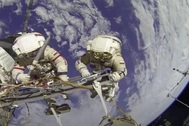 UFO xuất hiện ngay sau lưng các phi hành gia trên trạm ISS?