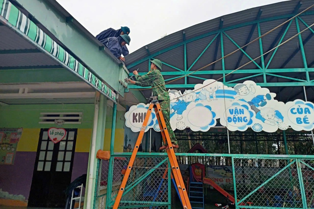 Hơn 200 nhà tại Huế bị tốc mái, Quảng Nam 4 người thương vong - 4 Hơn 200 nhà tại Huế bị tốc mái, Quảng Nam 4 người thương vong - 4