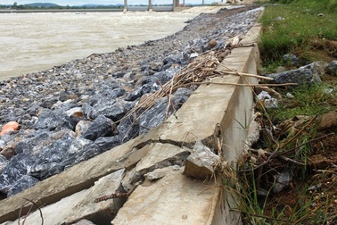 Bờ kè dự án “khủng” chưa bàn giao đã sụt lún, hư hỏng nặng