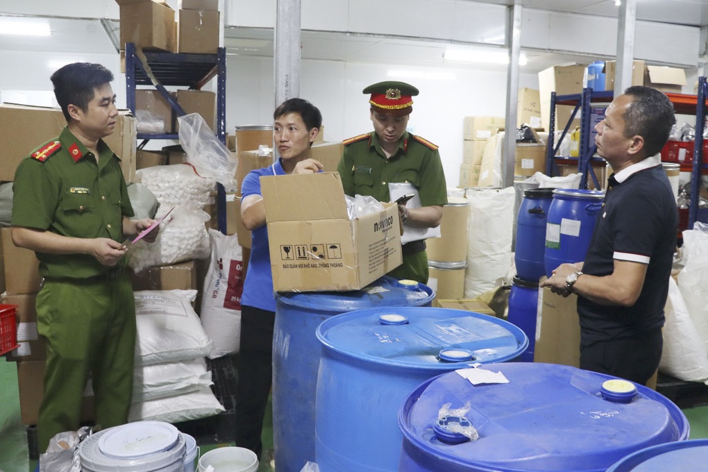 Khởi tố 2 giám đốc sản xuất hàng nghìn hộp thực phẩm chức năng giả - 1 Khởi tố 2 giám đốc sản xuất hàng nghìn hộp thực phẩm chức năng giả - 1