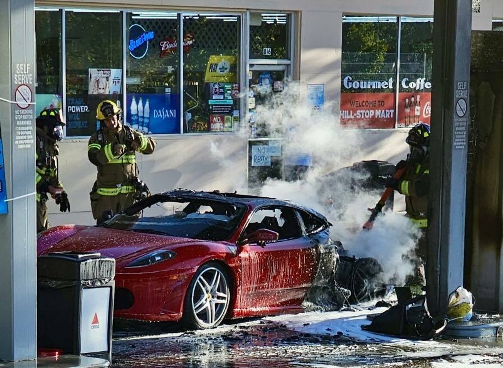 Siêu xe Ferrari F430 bất ngờ bốc cháy khi đang bơm xăng - 6 Siêu xe Ferrari F430 bất ngờ bốc cháy khi đang bơm xăng - 6