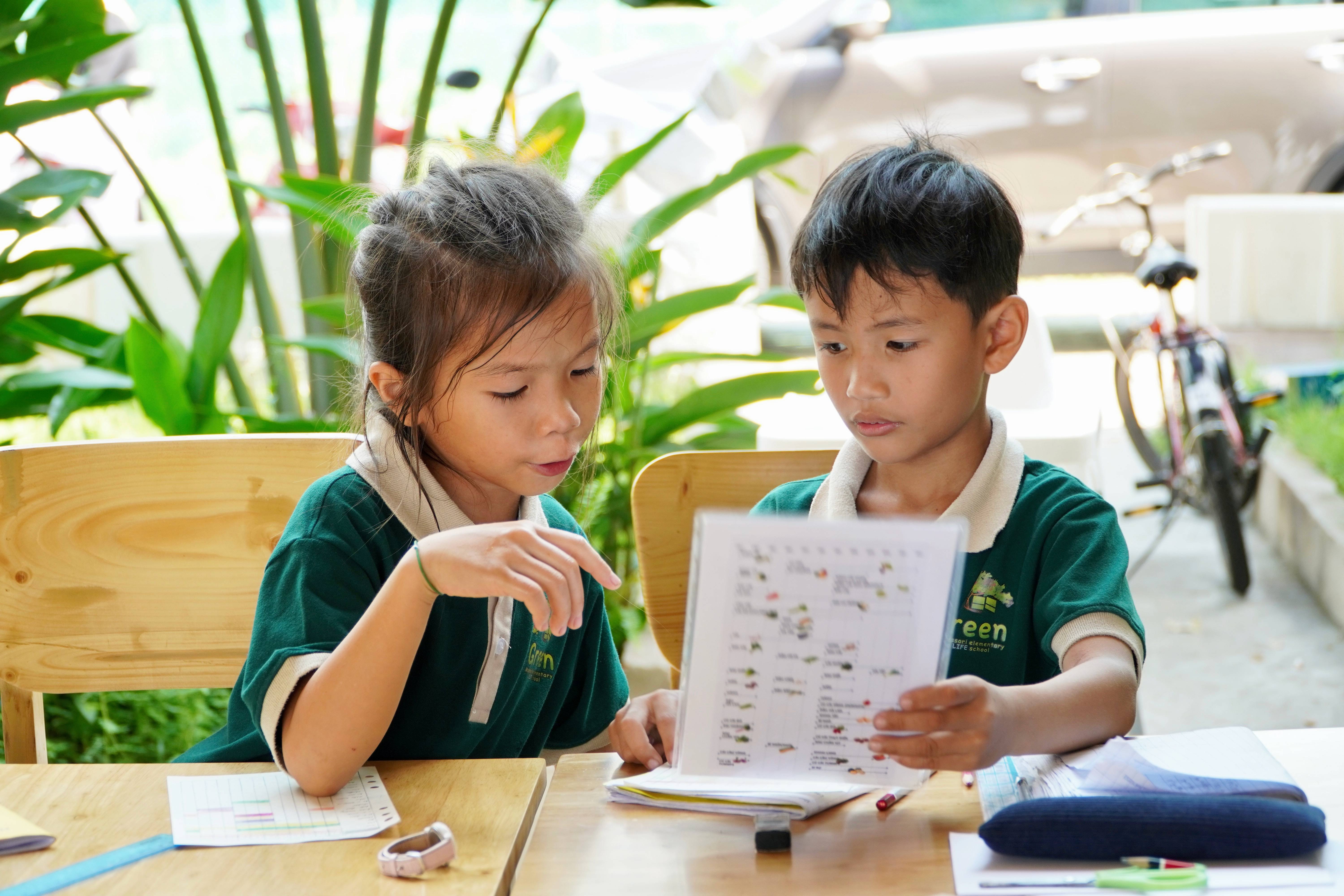 Giáo viên, cha mẹ đang đầy thương tích, sao dạy cho trẻ được lành lặn? - 4 Giáo viên, cha mẹ đang đầy thương tích, sao dạy cho trẻ được lành lặn? - 4