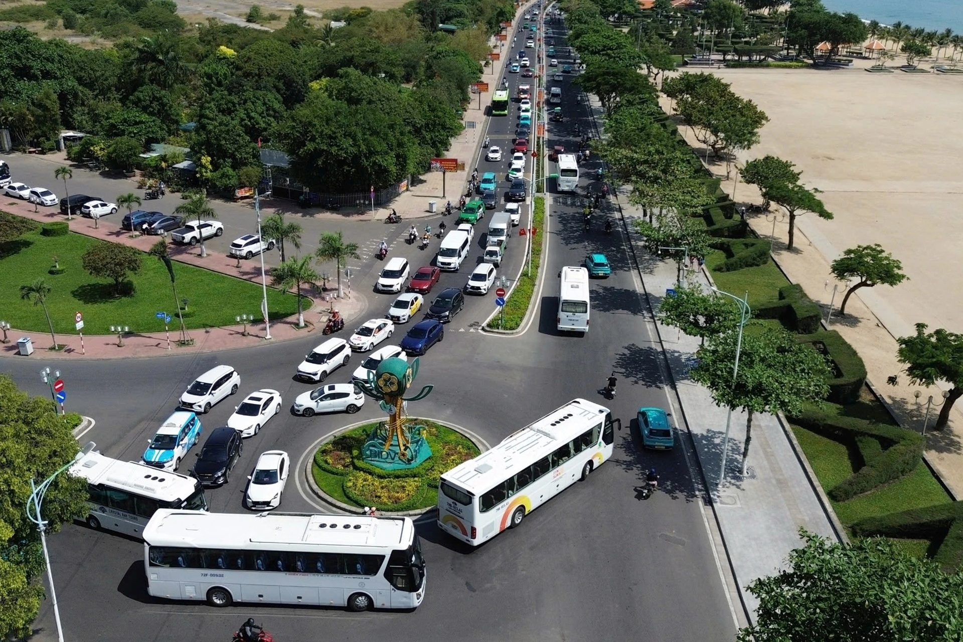 Loạt bãi biển nổi tiếng miền Trung chật như nêm dịp lễ 30/4-1/5 - 12 Loạt bãi biển nổi tiếng miền Trung chật như nêm dịp lễ 30/4-1/5 - 12