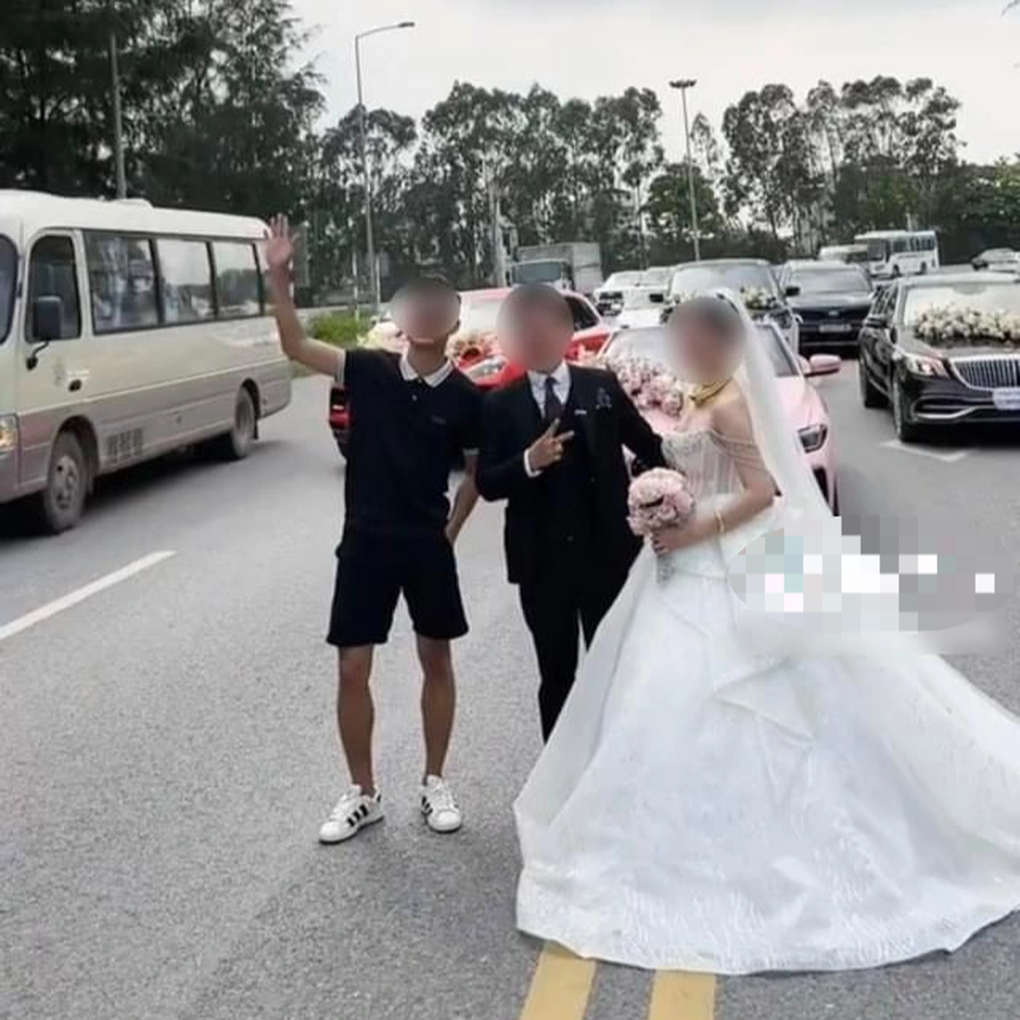 Đoàn xe sang rước dâu dừng, đỗ giữa đường để chụp ảnh ở Hải Dương - 1 Đoàn xe sang rước dâu dừng, đỗ giữa đường để chụp ảnh ở Hải Dương - 1