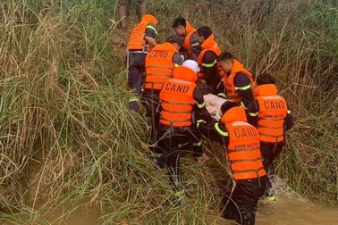 Trắng đêm tìm kiếm nữ sinh nhảy cầu