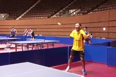 Người đàn ông không tay vẫn chơi bóng bàn cực siêu