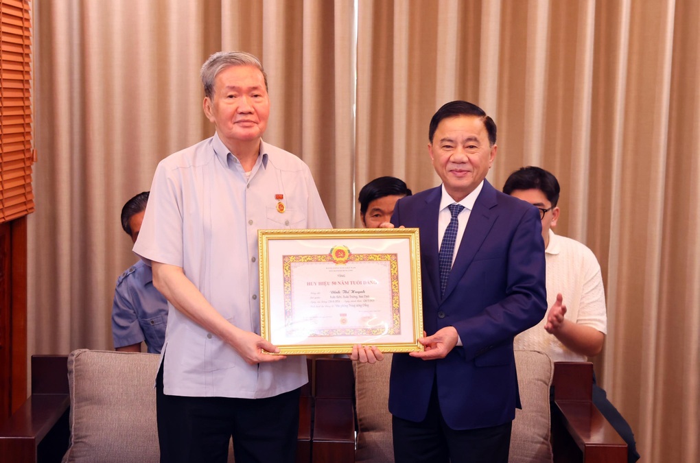 Nguyên Thường trực Ban Bí thư Đinh Thế Huynh nhận Huy hiệu 50 năm tuổi Đảng - 1 Nguyên Thường trực Ban Bí thư Đinh Thế Huynh nhận Huy hiệu 50 năm tuổi Đảng - 1